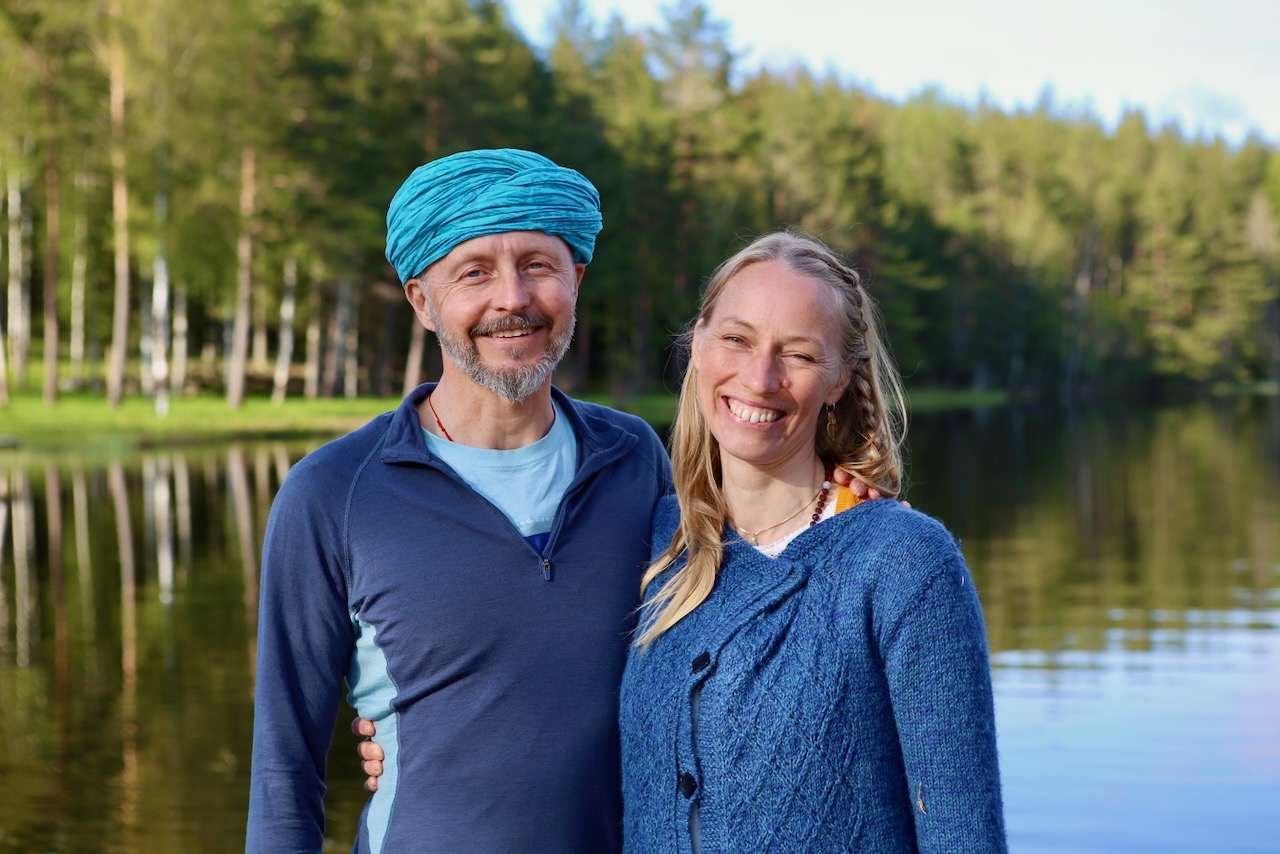 Sky och Sanna vid en stilla skogssjö