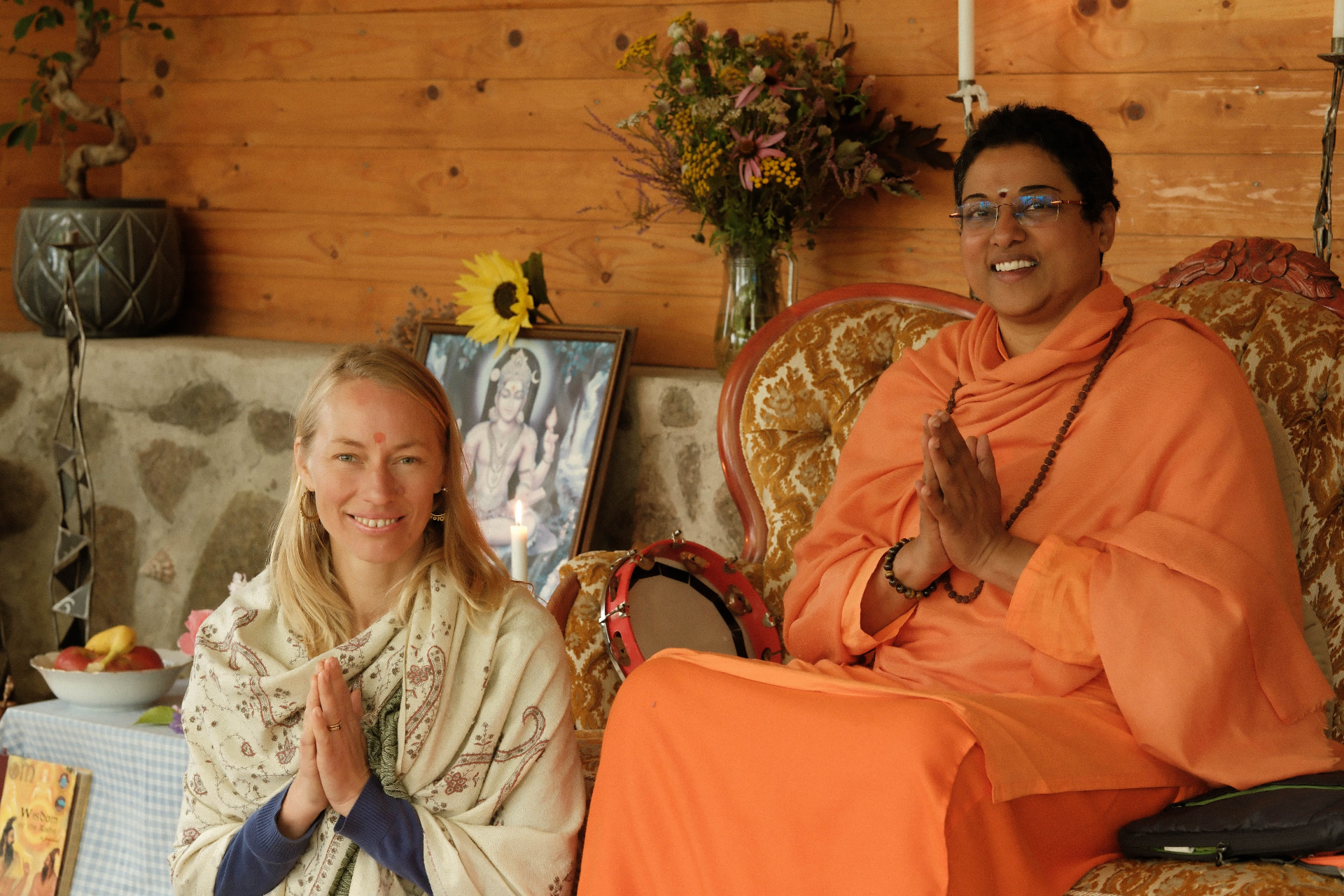 Sanna tillsammans med sin lärare i Vedanta